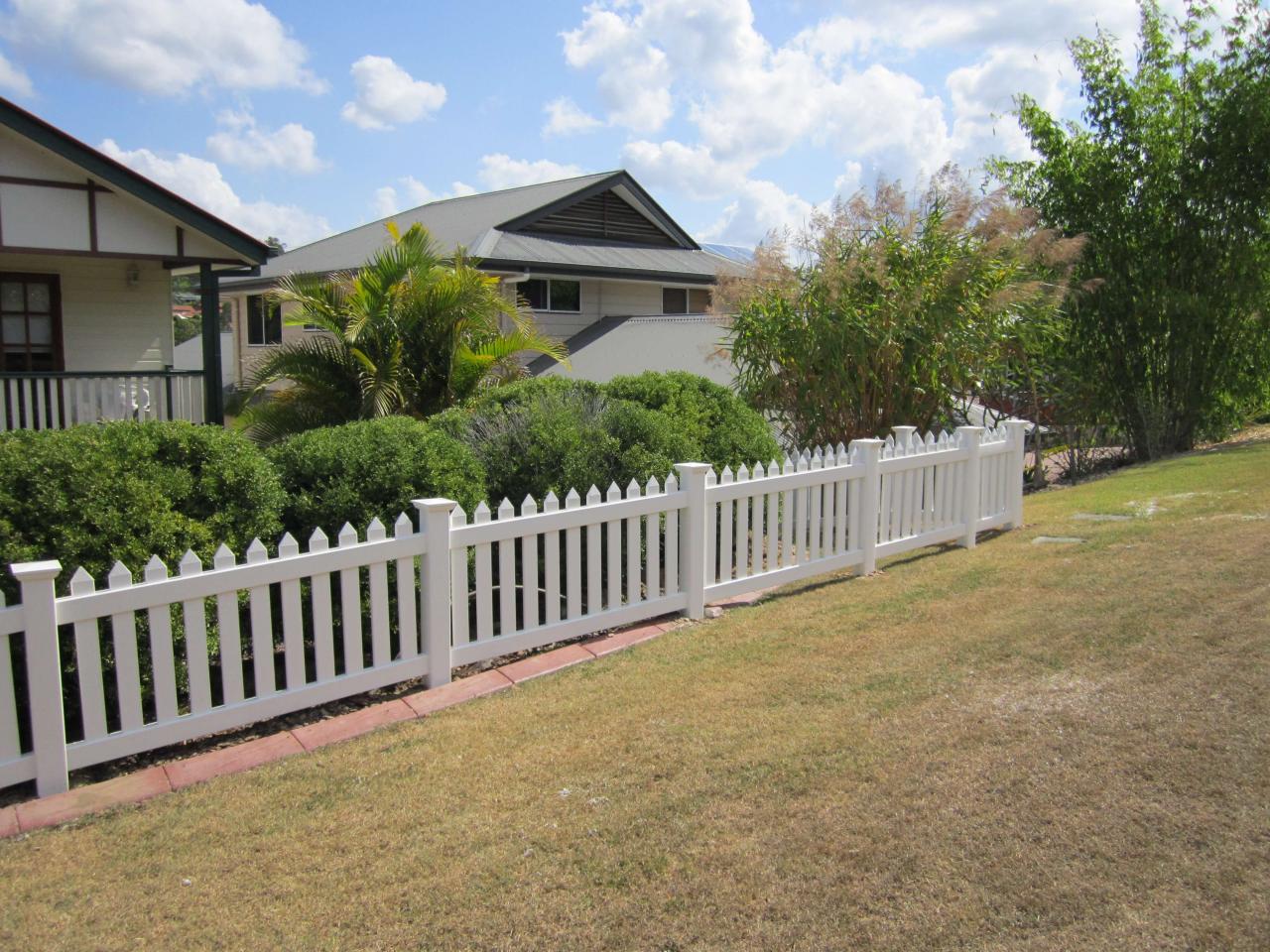 Cost to install white picket fence