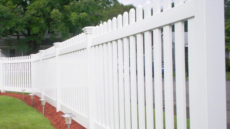 Cost of picket fence per foot