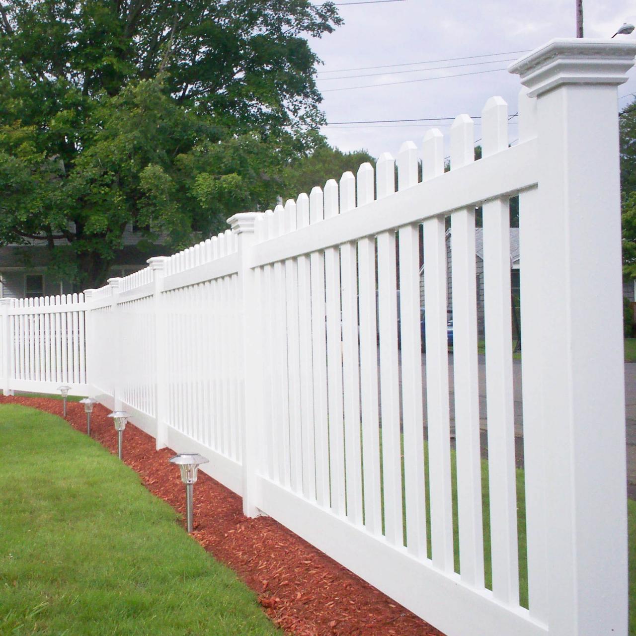 Cost of picket fence per foot