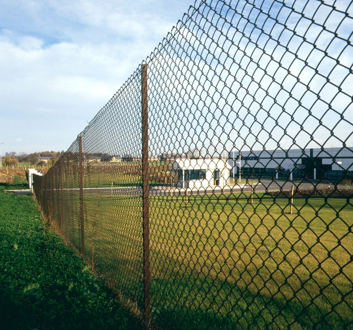 Fence chain link fencing ideas weaving fabric transform yarn fun chainlink funky wire design weave garden fences idea recycled six